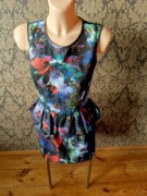 sukienka w kwiaty z baskinką  xs