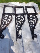 Zabytkowe, żeliwne podpory balkonowe ażurowe z początku XX wieku.