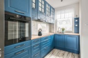 Kuchnia w kolorze granatowym robiona przez stolarza płyty i części