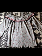 Bluzka z dużym dekoltem, szara w czerwone kokardki