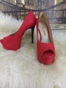 Szpilki Buffalo London – czerwone peep toe na platformie (rozm. 38)