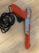 Oryginalny pistolet Nintendo Zapper do konsoli NES.