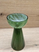 Zielony wazon w stylu PRL