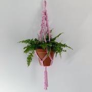 Ręcznie wykonany kwietnik makrama – pastelowy róż  długość 75 cm 