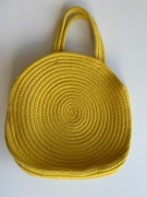 Energetyzująca, okrągła torba marki Pull & Bear w słonecznym, żółta