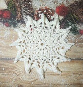 Gwiazda śnieżynka zawieszka szydełkowa ozdoba na choinkę, okno.