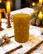 Świeca z naturalnego wosku pszczelego Cylinder Śnieżki Zielony Świecownik