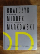 Wszystko zależy od przyimka. Bralczyk, Miodek, Markowski. 