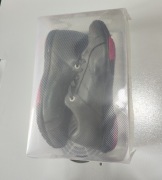 Plastikowe przezroczyste pudełko do przechowywania obuwia w garderobie