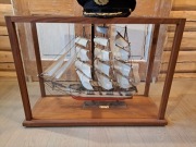 Model żaglowca w gablocie