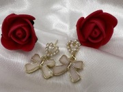 Kolczyki w złotym kolorze kokardki-białe z perełkowym sercem