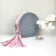 Okrągła torebka na szydełku z bawełnianej przędzy 