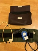 Dawny sprzęt medyczny z czasów PRL, vintage stetoskop i ciśnieniomierz