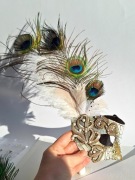 Unikatowa maska karnawałowa z piórami pawia i kamieniami