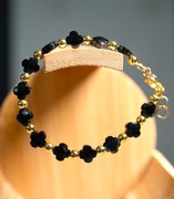 Elegancka bransoletka z czarnych kryształków koniczyna marokańska