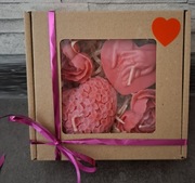 Box upominkowy walentynki świece sojowe serca zapachowe czekolada