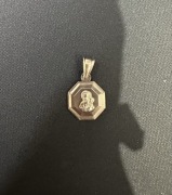 Srebrny medalik z Matką Boską