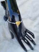 Ręcznie robiona bransoletka na białym sznurku ze złotym sercem