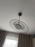 Czarna lampa wisząca, druciana metalowa oprawa, biały kula klosz