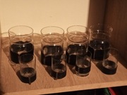 Zestaw szklanek i kieliszków z skórzanym obiciem 