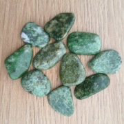 Jadeit polerowany zestaw dziesięciu naturalnych kamieni półszlachetnych 