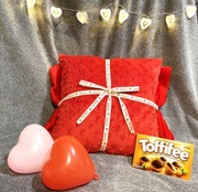 ZESTAW 4w1 WALENTYNKI Koc Poduszka Czekoladki