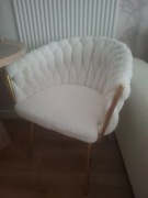 Krzesła  z białym obiciem na nogach w kolorze złotym