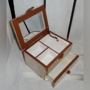 Szkatułka z lusterkiem toaletka