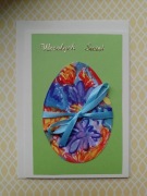 Kartka wielkanocna ręcznie malowana z pisanką z kwiatami i wstążką