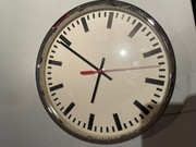 Okrągły zegar ścienny na baterię