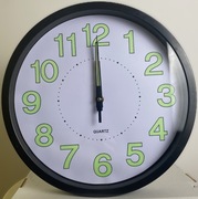 Zegar ścienny fluorescencyjny świecący w ciemności