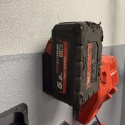 Uchwyt ścienny na baterię Milwaukee M18 – HEAVY DUTY – druk 3D – 3 kolory