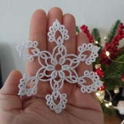 Dekor na choinkę śnieżynka frywolitka biala