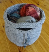 Szara owalna osłonka z koralikami - rękodzieło.