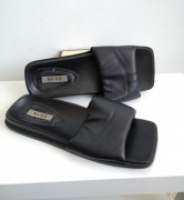 39 czarne klapki na wyższej podeszwie NA-KD 