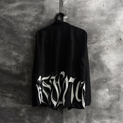 Czarna koszula unisex z ręcznie malowaną gotycką kaligrafią – custom art