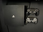 Konsola PS4 Pro + uchwyt + 2 pady + God of War Ragnarok