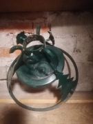 Stojak na choinkę trochę staromodny ale naprawdę solidny . 