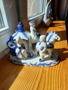 Karoca z końmi piękna figurka stara porcelana 