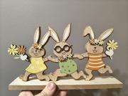 Drewniana figurka wielkanocna trzy zajączki