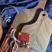 Zestaw dwóch pięknych desek dębowych ze stojakiem - idealny na prezent!