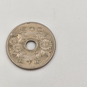 Moneta Japonii 50 yen 1976, miedzionikiel, z otworem centralnym.