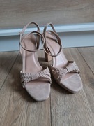 Beżowe sandały na obcasie 