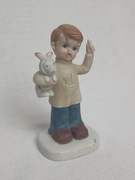 Figurka porcelanowa – chłopiec z zajączkiem, scena dziecięca, XX w.