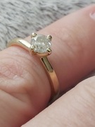 Złoty pierścionek zaręczynowy pr. 585 z brylantem 0,61 ct + certyfikat