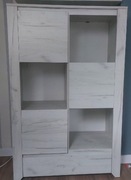 Komoda w jasnym kolorze 