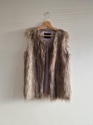 Kamizelka Dorothy Perkins beżowo szara sztuczne futerko r. S