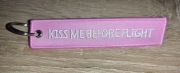Zawieszka KISS ME BEFORE FLIGHT (jak Remove Before Flight / RBF) PINK /HAFT