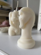 Świeca sojowa skoczek szachy