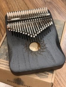 Szara Kalimba - małe przenośne pianinko 